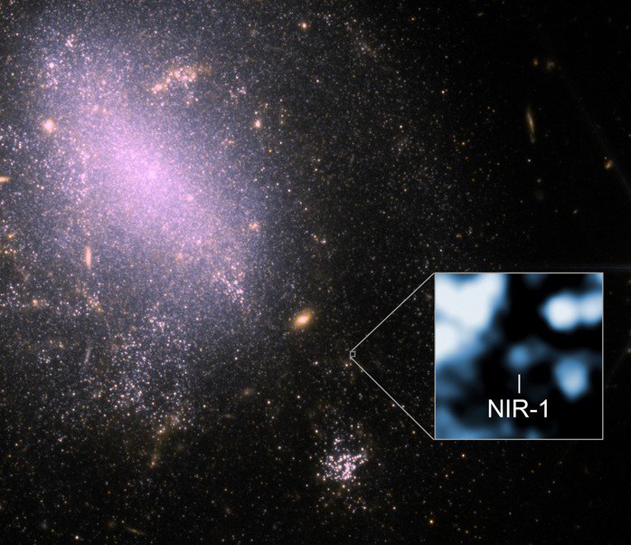 Vật thể NIR-1, thứ phát ra tín hiệu dạng chớp sóng vô tuyến bí ẩn - Ảnh: NASA/ESA/CSA/CfA