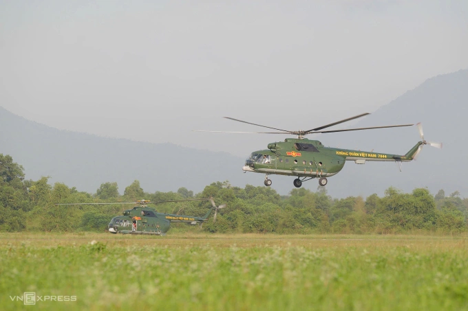 Trực thăng treo cờ Đảng, cờ Tổ quốc qua Quảng trường Ba Đình - 45