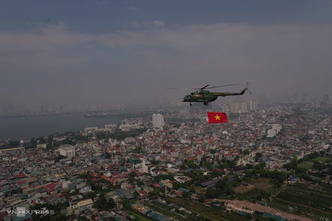 Biên đội vào trung tâm Hà Nội. Ảnh: Ngọc Thành