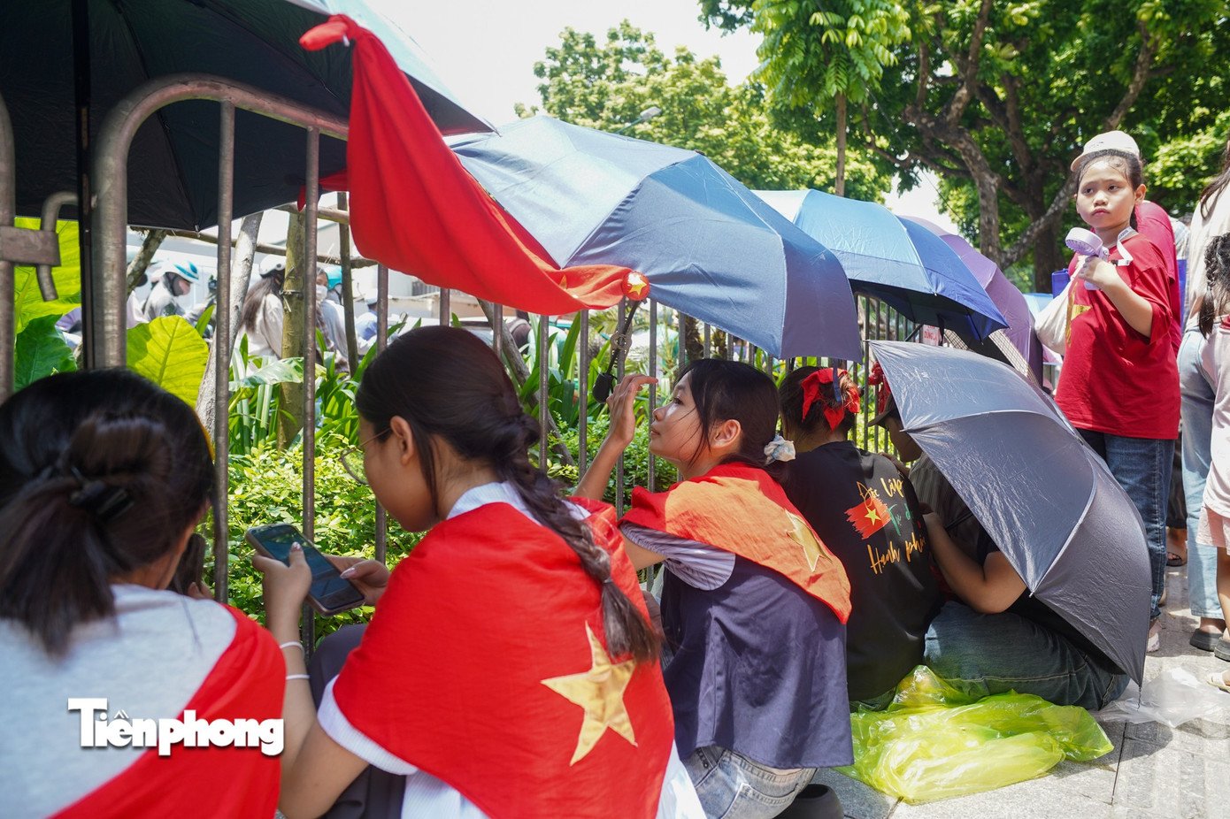 Đùm cơm nắm, &#39;bày cỗ&#39; trên vỉa hè chờ xem tổng hợp luyện diễu binh, diễu hành - 5