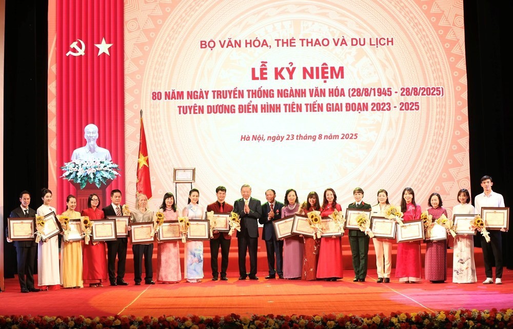 Bộ VHTTDL cũng trao bằng khen cho 80 gương mặt điển hình tiên tiến trong lĩnh vực văn hóa, thông tin, thể thao và du lịch tại lễ kỷ niệm. Ảnh: Trần Huấn.