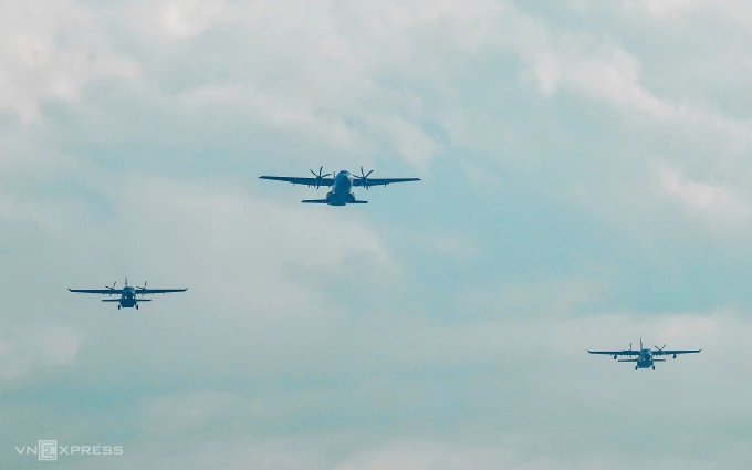 Máy bay CASA ngang qua Hồ Tây. Ảnh: Giang Huy