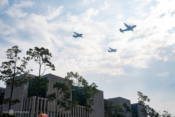 Máy bay CASA bay qua nhà Quốc hội. Ảnh: Đinh Tùng