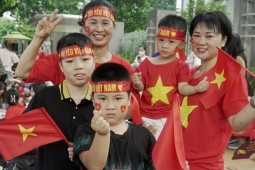 Tin tức trong ngày - Người dân đổ về Quảng trường Ba Đình chờ đến 20h xem tổng hợp luyện diễu binh, diễu hành