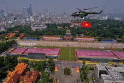 Trực thăng treo cờ Đảng, cờ Tổ quốc qua Quảng trường Ba Đình