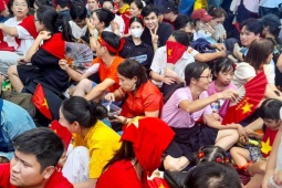 Tin tức trong ngày - Đùm cơm nắm, 'bày cỗ' trên vỉa hè chờ xem tổng hợp luyện diễu binh, diễu hành