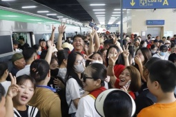 Hà Nội điều chỉnh tuyến buýt, tăng chuyến tàu phục vụ người dân