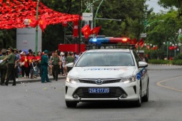 CSGT Hà Nội mở đường đưa cháu bé bị co giật đi cấp cứu