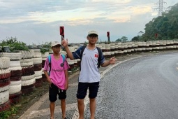 Bạn trẻ - Cuộc sống - Ba mẹ con đi bộ từ Điện Biên về Hà Nội xem diễu binh