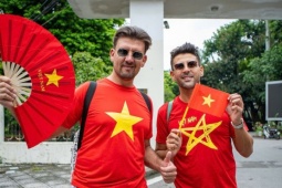 Bạn trẻ - Cuộc sống - Người nước ngoài 'chầu chực' xem diễu binh 2/9