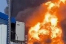 Thế giới - UAV Ukraine tấn công, nhà máy lọc dầu Nga cháy 3 ngày chưa dập được