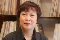 Đạo diễn ‘Mưa đỏ’ cầu xin khán giả