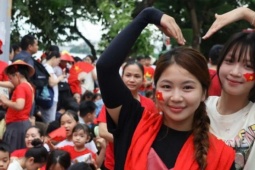 Tin tức trong ngày - VIDEO: Biển người "gặp mưa thì đội mưa, gặp nắng thì đội nắng" xem tổng hợp luyện diễu binh