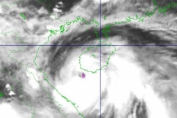 Tin tức trong ngày - Bão số 5 cực mạnh áp sát bờ, gió giật cấp 17