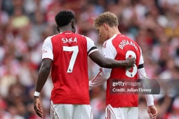 Bóng đá - Arsenal lo lắng trước đại chiến Liverpool, Saka &amp; Odegaard đau đớn rời sân