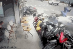 Tin tức trong ngày - Ô tô tông hàng loạt xe máy, hất văng một người xuống đường