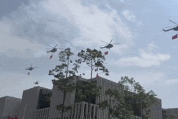 Tin tức trong ngày - Mãn nhãn màn tập luyện của tiêm kích, trực thăng trên bầu trời Hà Nội