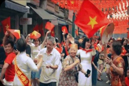 Bạn trẻ - Cuộc sống - Phố Hàng Cháo hóa sân khấu, người dân cùng hát ca mừng 80 năm Quốc khánh