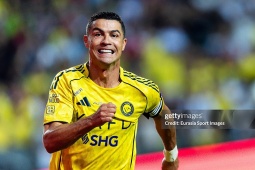 Ronaldo ghi bàn 939 lập kỳ tích mới, hành động lạ gây sốt