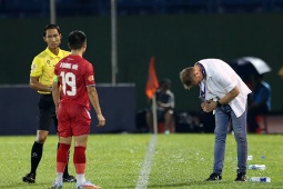 HLV Polking có hành động "lạ" với trọng tài, trợ lý đội Công an Hà Nội trốn thẻ đỏ
