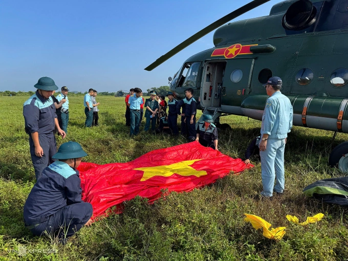 Trực thăng treo cờ Đảng, cờ Tổ quốc qua Quảng trường Ba Đình - 24