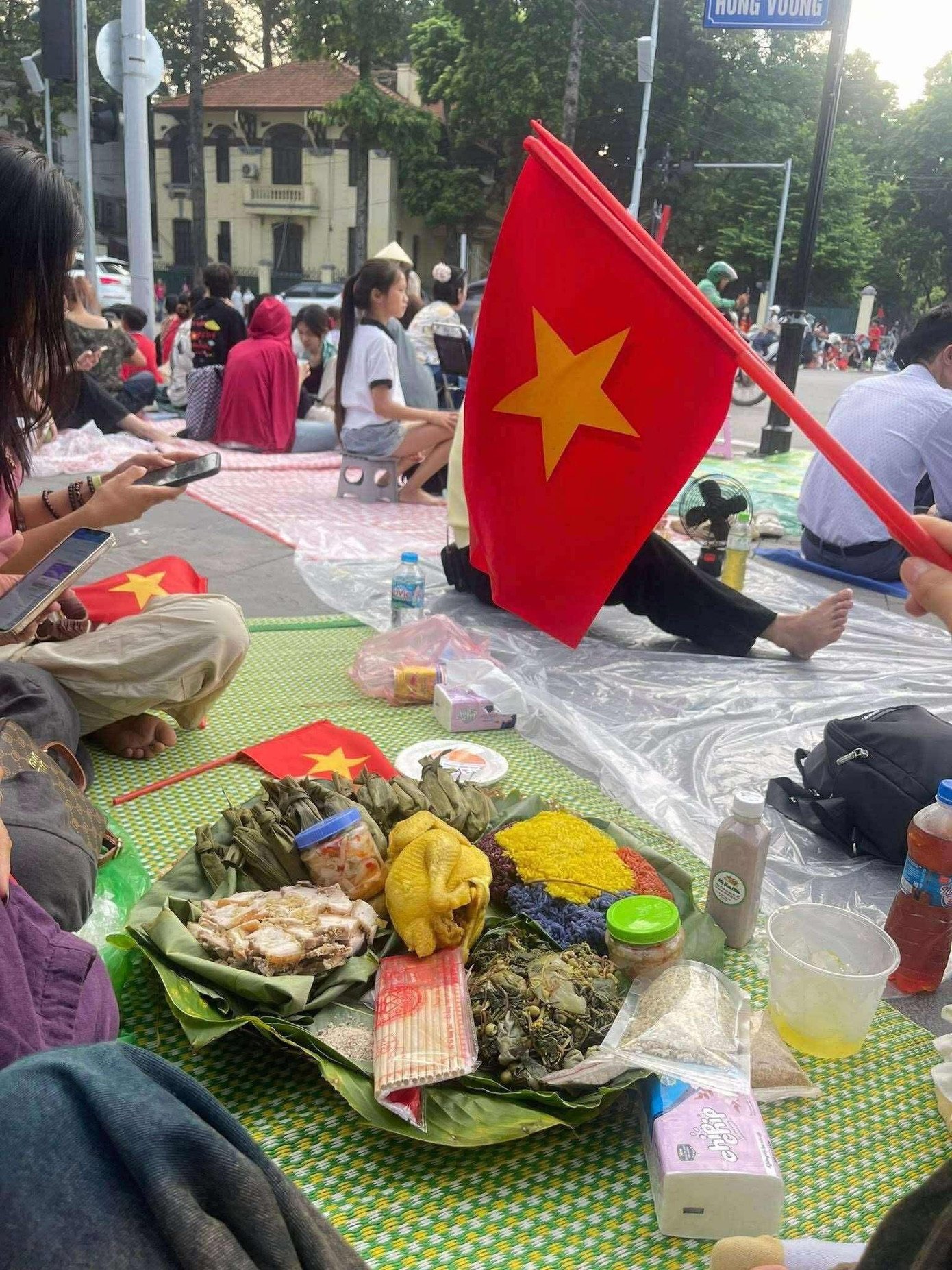 Đùm cơm nắm, &#39;bày cỗ&#39; trên vỉa hè chờ xem tổng hợp luyện diễu binh, diễu hành - 8