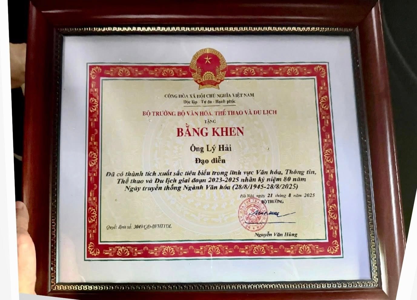 Lý Hải khoe bằng khen minh chứng cho hơn 35 năm đóng góp trong lĩnh vực điện ảnh.
