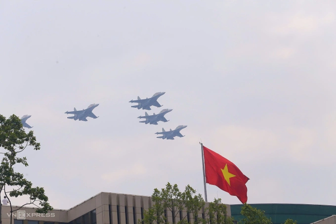 Trực thăng treo cờ Đảng, cờ Tổ quốc qua Quảng trường Ba Đình - 26