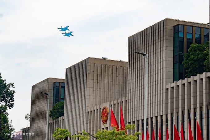 Hai chiếc Su-30MK2 bay qua Tòa nhà Quốc hội trên đường Độc Lập. Ảnh: Đình Tùng