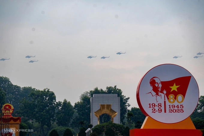 Trực thăng treo cờ Đảng, cờ Tổ quốc qua Quảng trường Ba Đình - 38