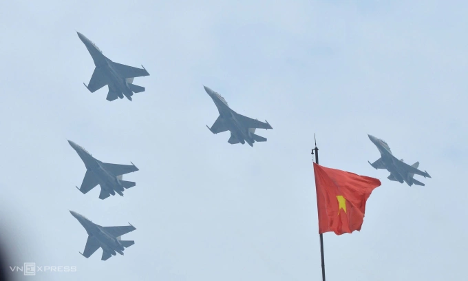 Những chiếc tiêm kích xếp hình mũi tên bay qua Cột cờ Hà Nội. Ảnh: Vũ Anh
