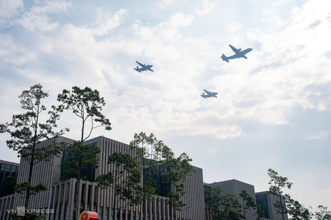 Trực thăng treo cờ Đảng, cờ Tổ quốc qua Quảng trường Ba Đình - 39