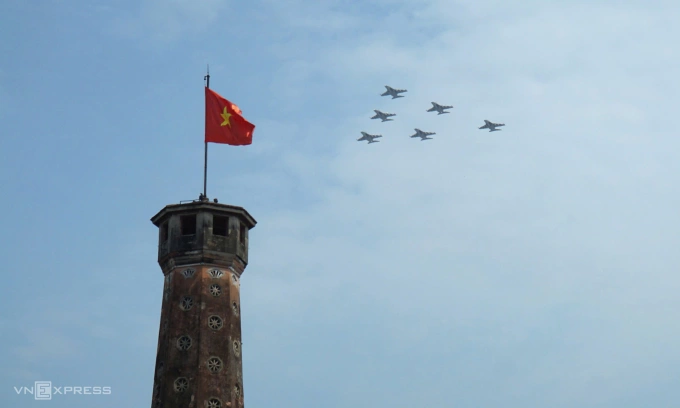 Yak-130 lần đầu bay biên đội 6 chiếc qua trung tâm Hà Nội, sáng 21/8. Ảnh: Vũ Anh