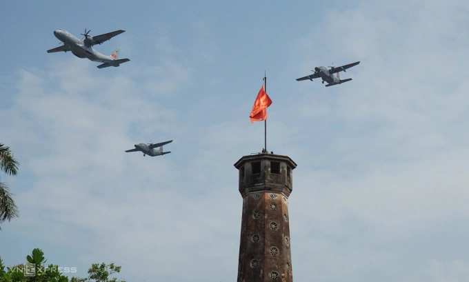 Biên đội vận tải CASA bay qua Cột cờ Hà Nội. Ảnh: Vũ Anh