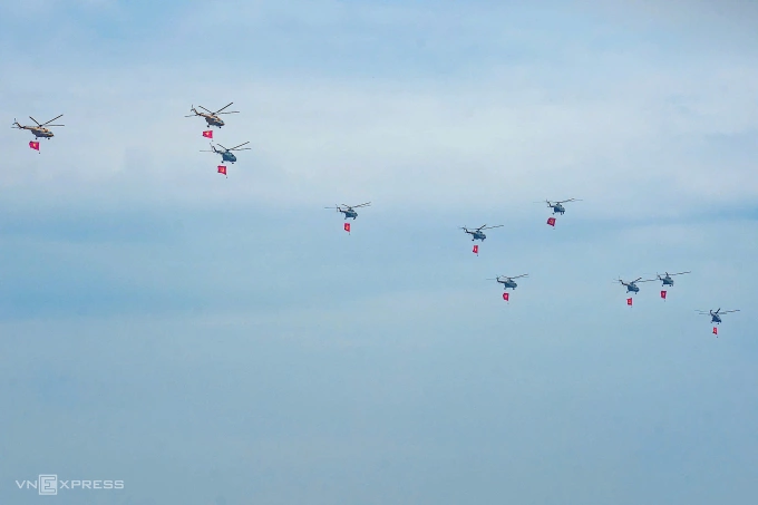 10h30, trực thăng trên đường bay trở về Sân bay Hòa Lạc. Ảnh: Hoàng Giang