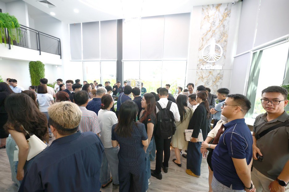 Hàng trăm khách hàng tham quan sa bàn dự án