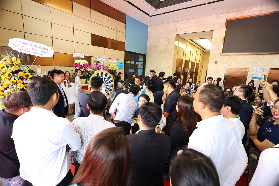 Hàng trăm khách hàng tới thăm quan và trải nghiệm trực tiếp