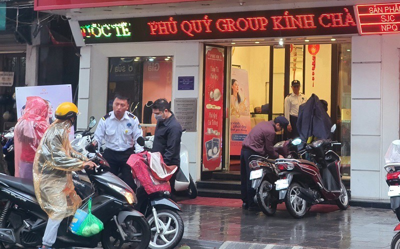 Nhiều ngày nay, các cửa hàng đồng loạt thông báo hết vàng miếng SJC.