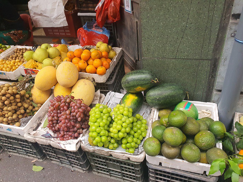 Nho sữa được bày bán khắp các chợ, hàng hoa quả với giá siêu rẻ.