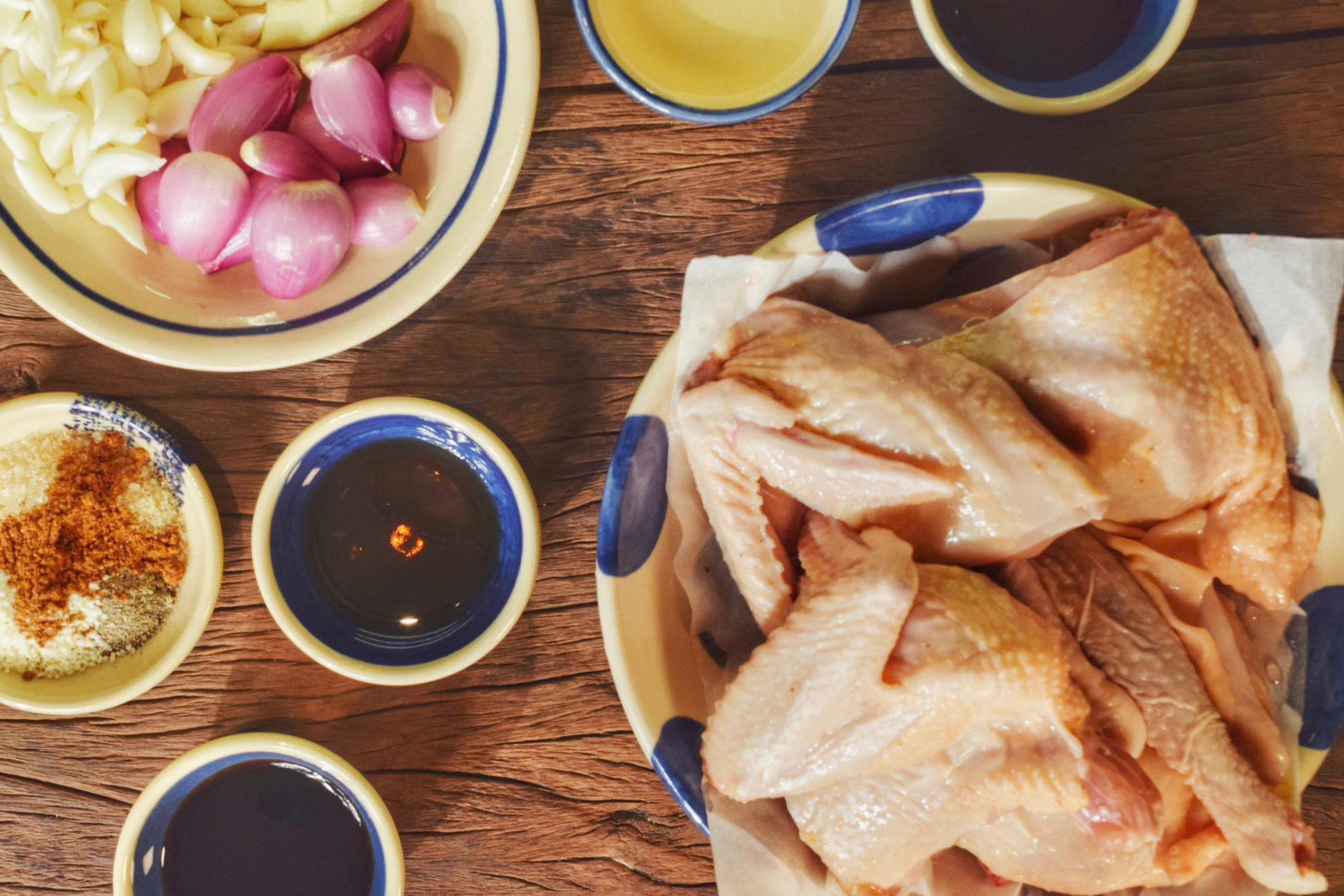 Gà rửa sạch, chặt làm tư&nbsp;