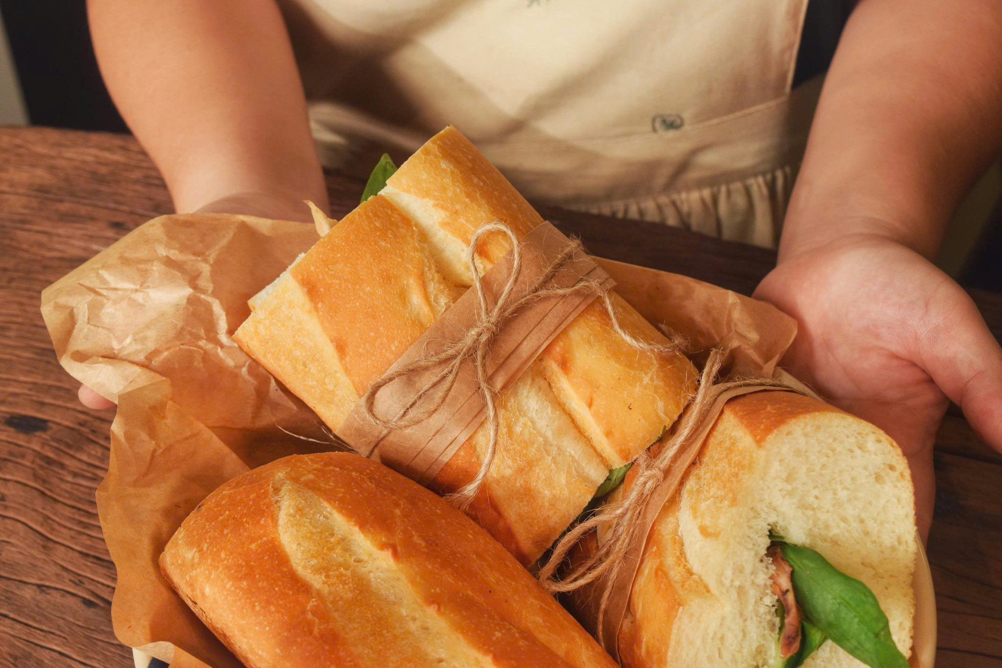 Bánh mì gà roti làm theo cách này có vị thơm ngọt, lôi cuốn khiến người khó tính nhất khi ăn cũng phải gật gù khen ngon!