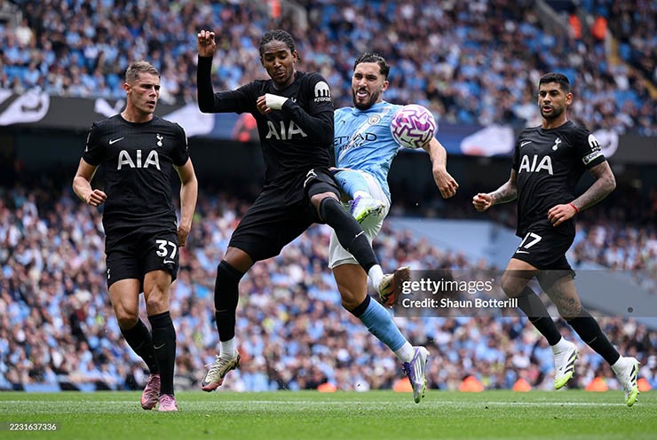 Tottenham (áo đen) xuất sắc đánh bại Man City