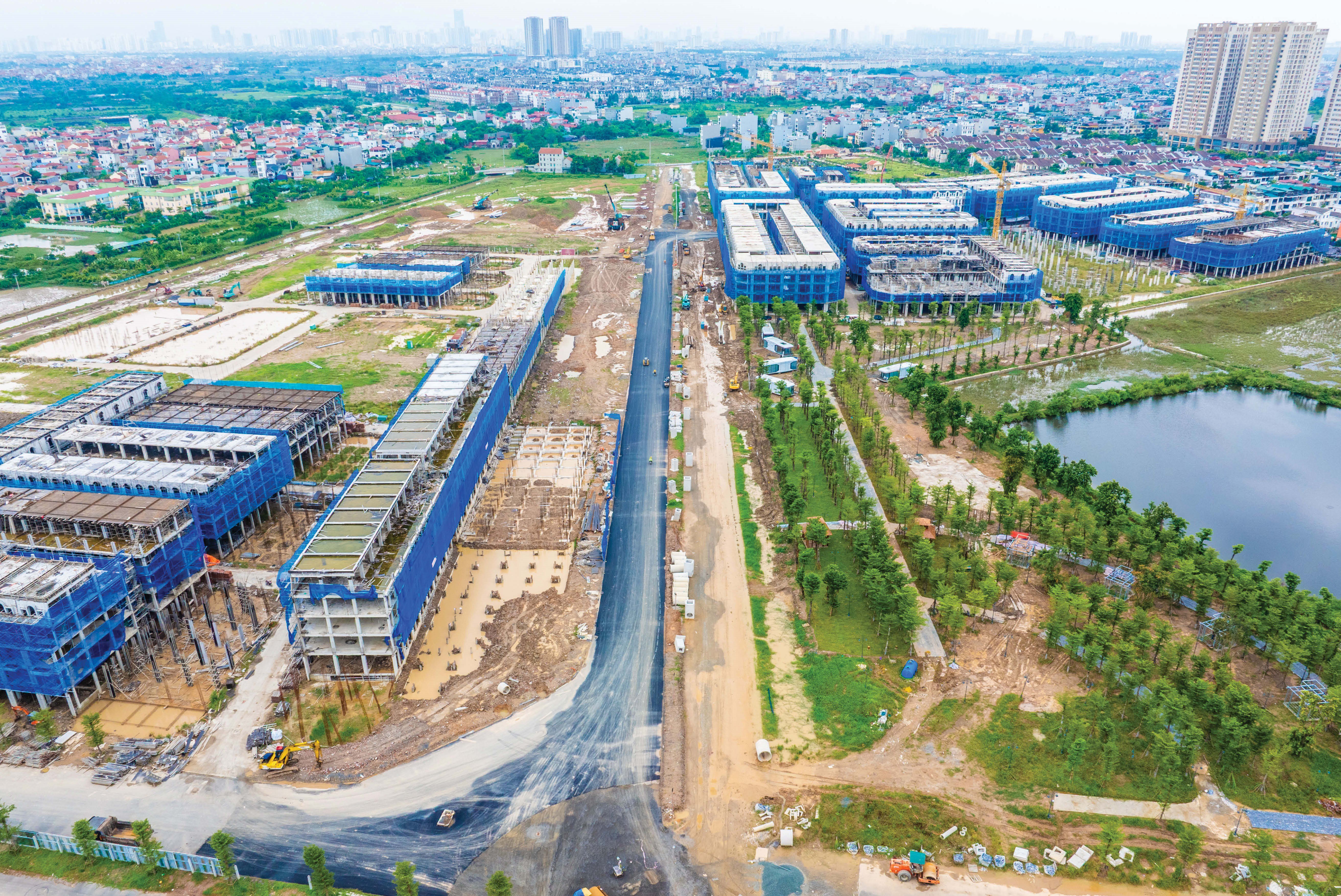 Mặt phố chính của phân khu Victory nằm trên trục xuyên tâm của dự án, cũng chính là đường nối đường Hoàng Quốc Việt kéo dài (mặt cắt rộng 40m), đây chính là tuyến Nhà phố Thủ đô đúng nghĩa