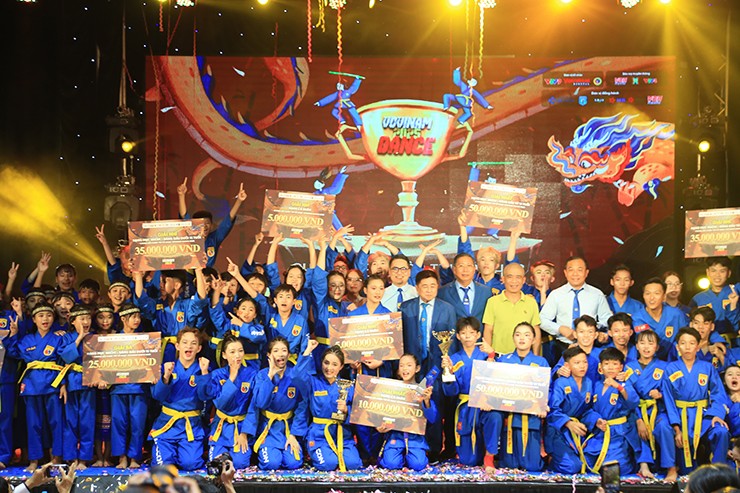 Các võ sinh xuất sắc nhất cuộc thi nhận giải từ ban tổ chức