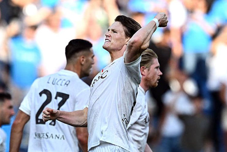 McTominay đánh đầu chính xác đưa Napoli dẫn trước sau 17 phút