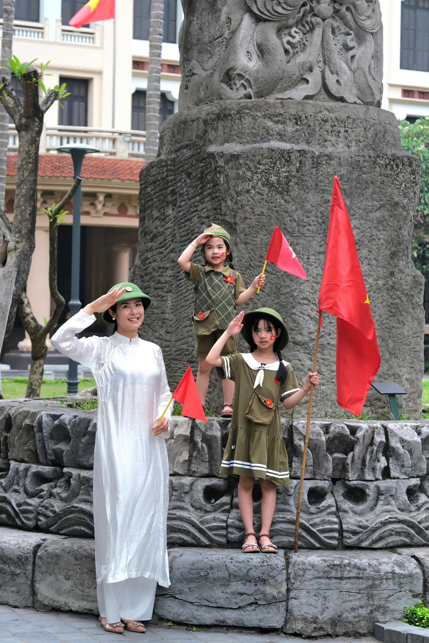 Tháng cuối thai kỳ, Hoa hậu Ngọc Hân vẫn &#39;bắt trend&#39; yêu nước - 3