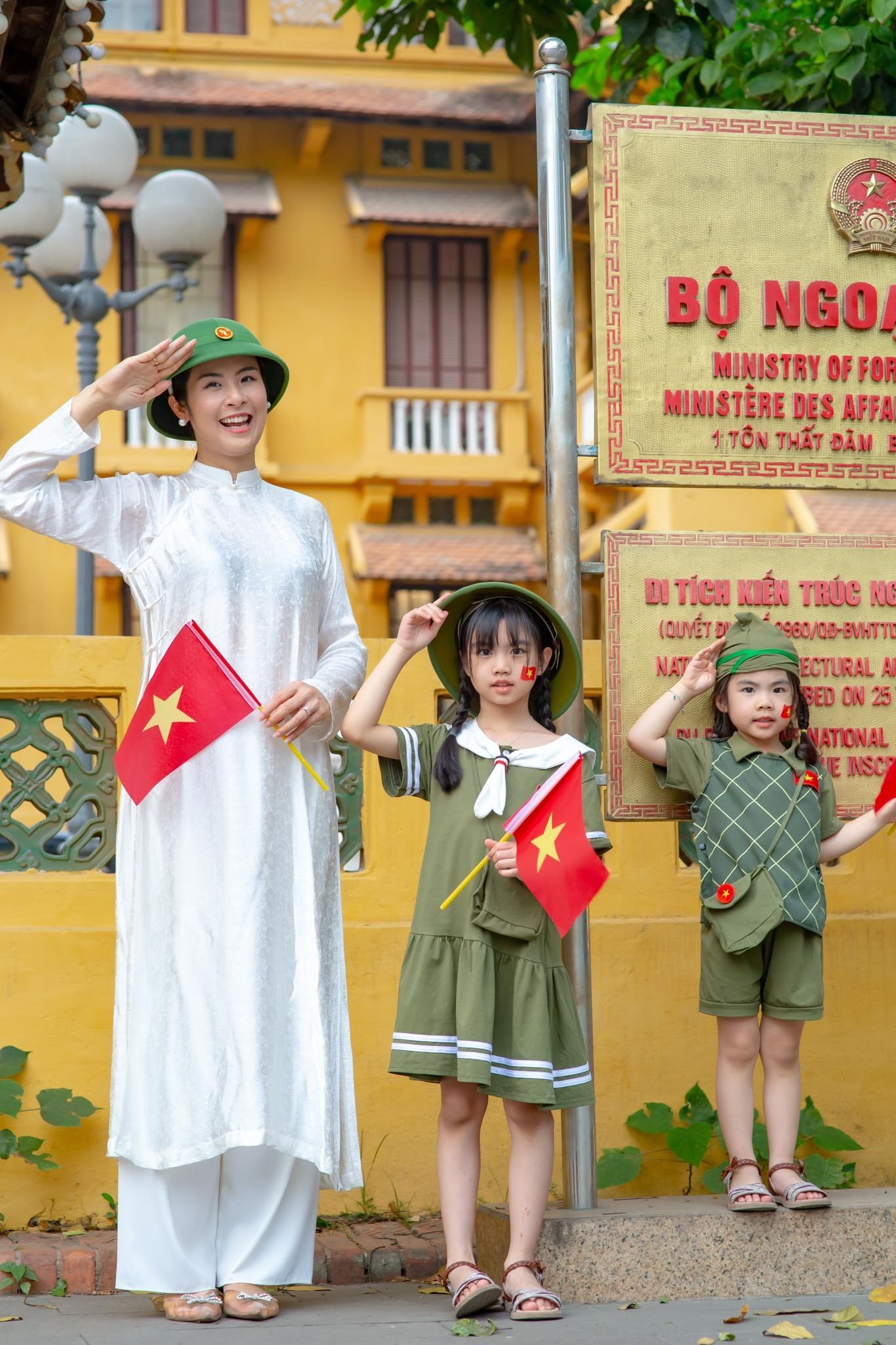 Hình ảnh Ngọc Hân và hai "búp măng non" hồi 30/4.