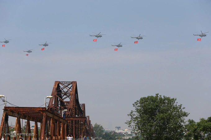 Trực thăng bay qua cây cầu hơn trăm tuổi. Ảnh: Phạm Chiểu