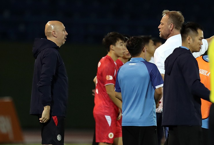 Sang hiệp hai trận đấu, trợ lý Luis Viegas đã xuất hiện trở lại trong khu kỹ thuật của CLB Công an Hà Nội, cùng HLV Mano Polking chỉ đạo các cầu thủ đội khách giành chiến thắng chung cuộc 3-0 trước chủ nhà Becamex TP.HCM.