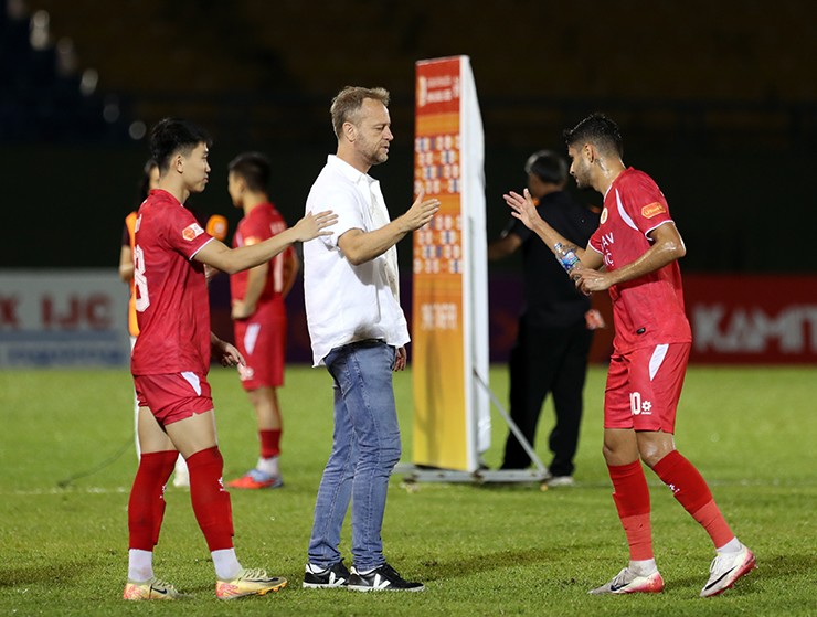 Ông Polking cùng các học trò ăn mừng chiến thắng 3-0 trước Becamex TP.HCM.